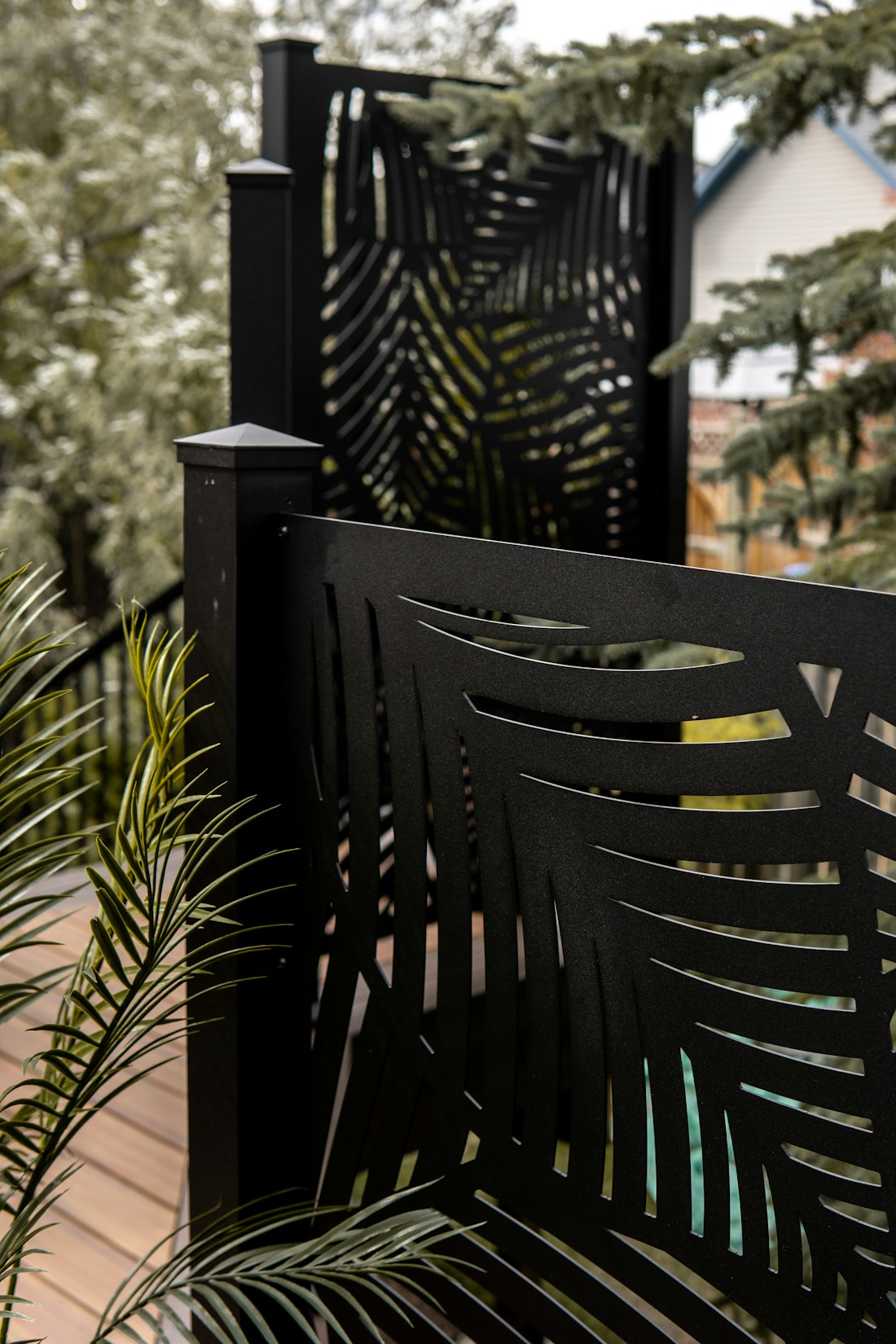 Écrans d’intimité décoratifs noirs avec plantes à côté d’un patio