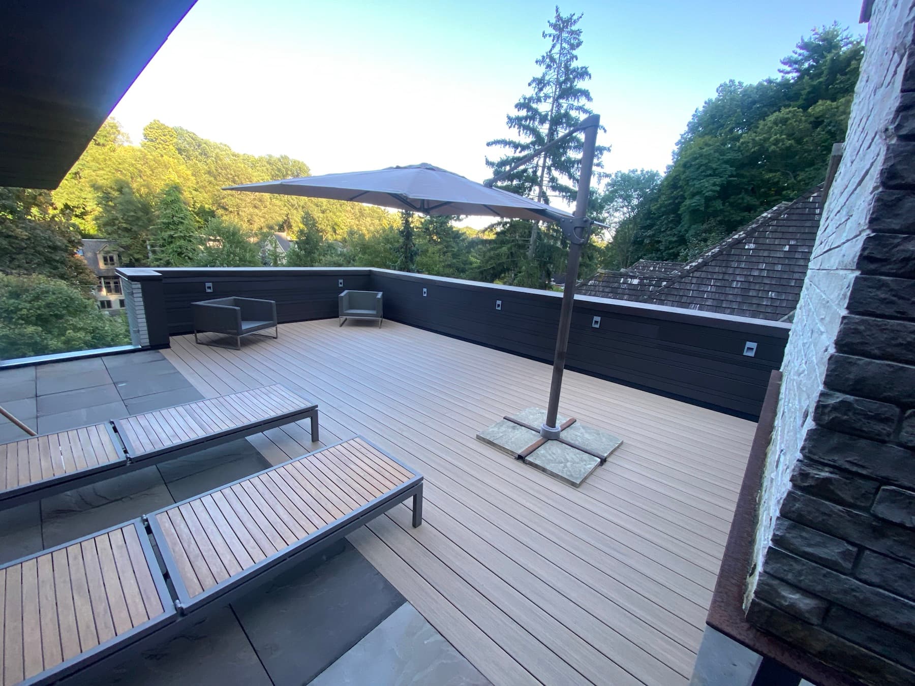 Toit-terrasse composite avec mur d’intimité et mobilier lounge